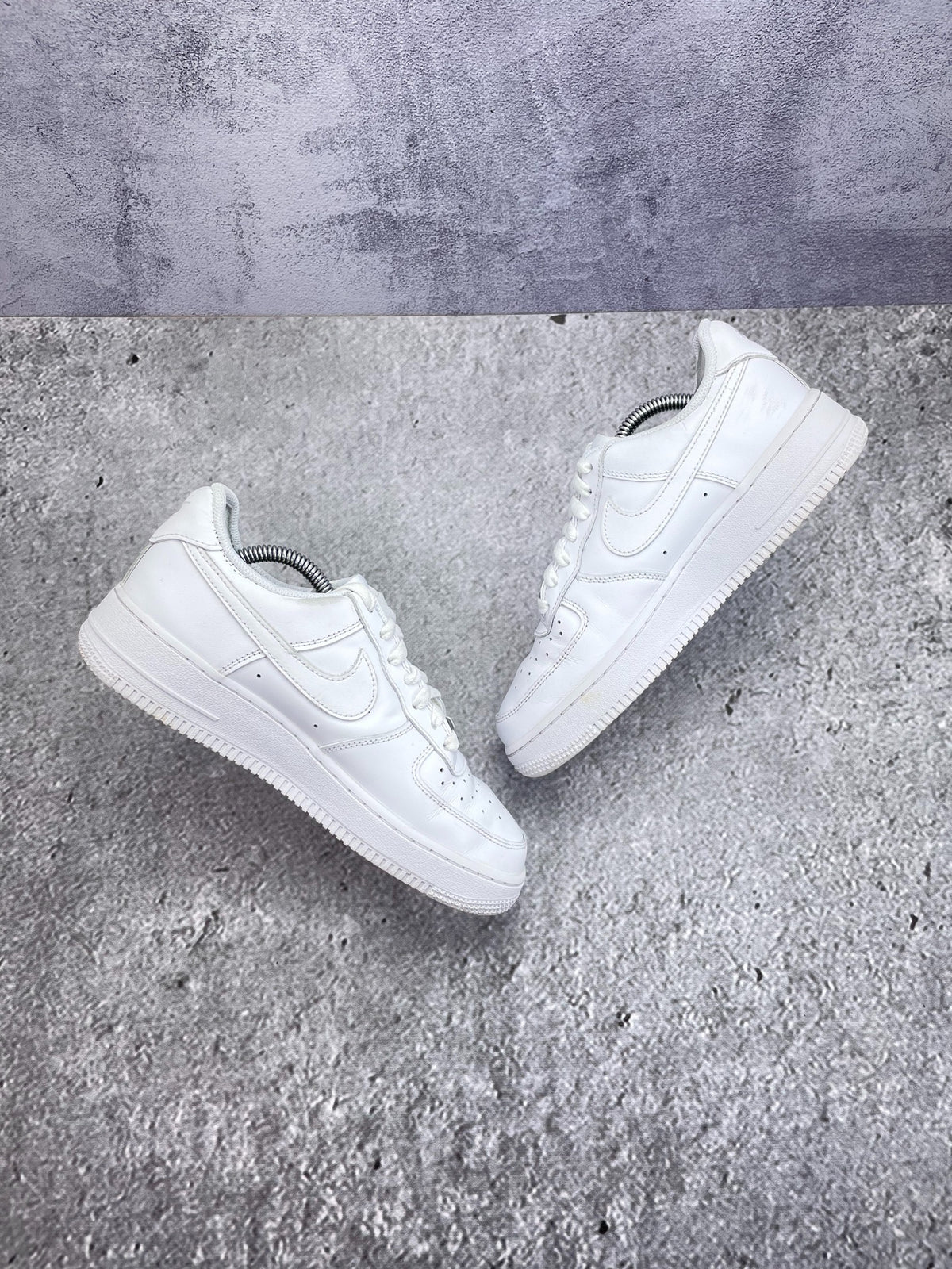 Nike Air Force 1 Low Triple White, sneakersy damskie w bardzo dobrym stanie, rozmiar 38.5, ujęcie 6
