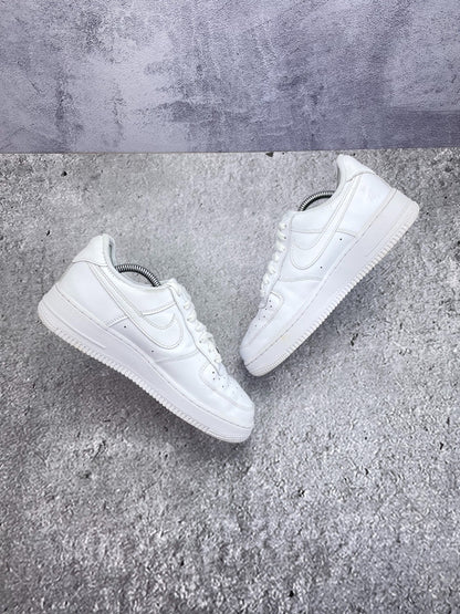 Nike Air Force 1 Low Triple White, sneakersy damskie w bardzo dobrym stanie, rozmiar 38.5, ujęcie 6