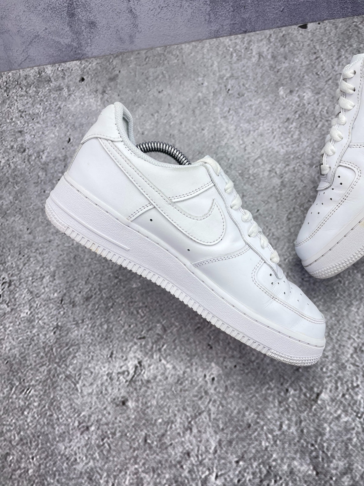 Nike Air Force 1 Low Triple White, sneakersy damskie w bardzo dobrym stanie, rozmiar 38.5, ujęcie 7