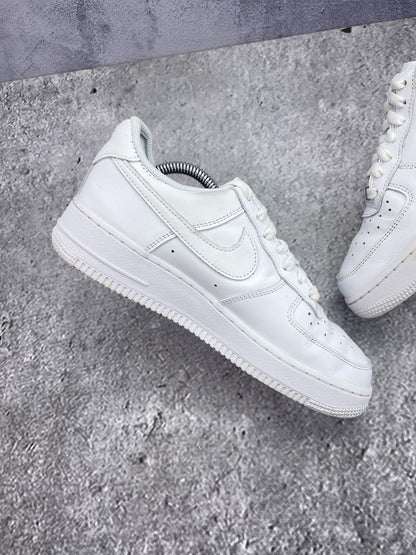 Nike Air Force 1 Low Triple White, sneakersy damskie w bardzo dobrym stanie, rozmiar 38.5, ujęcie 7