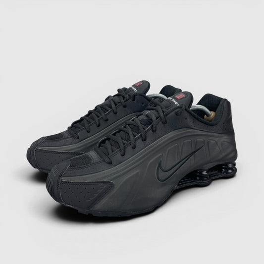 Nike Shox R4 Triple Black, buty sportowe męskie w bardzo dobrym stanie rozmiar 45, widok z boku