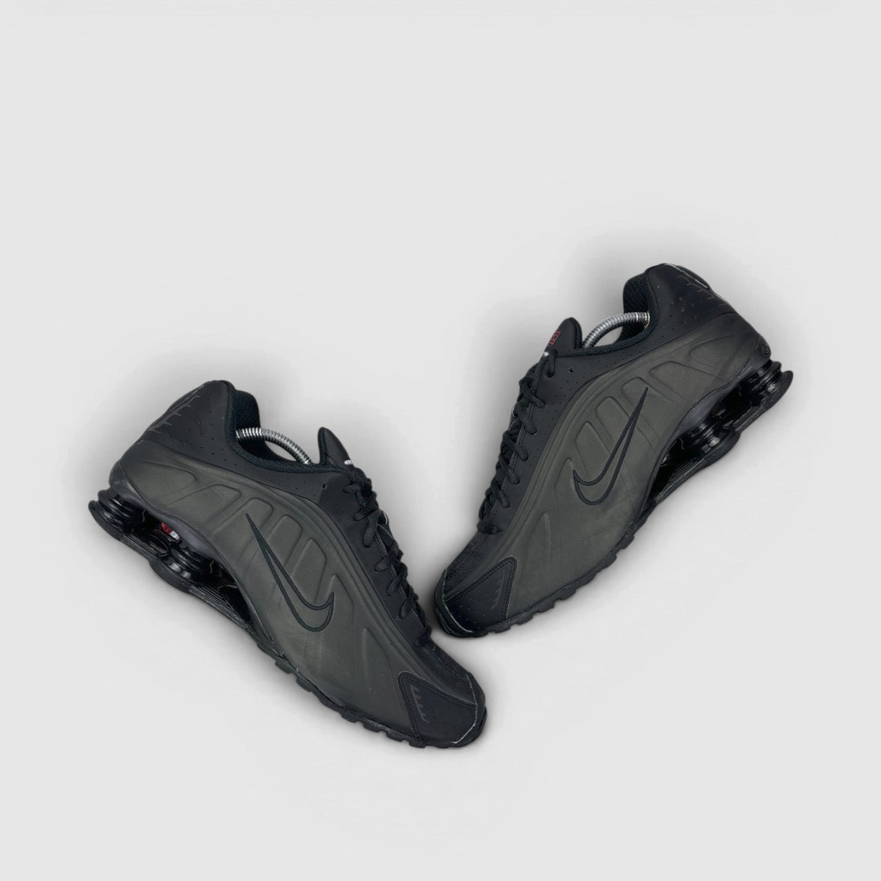 Nike Shox R4 Triple Black, buty sportowe męskie w bardzo dobrym stanie rozmiar 45, widok z góry na zewnętrzną stronę butów