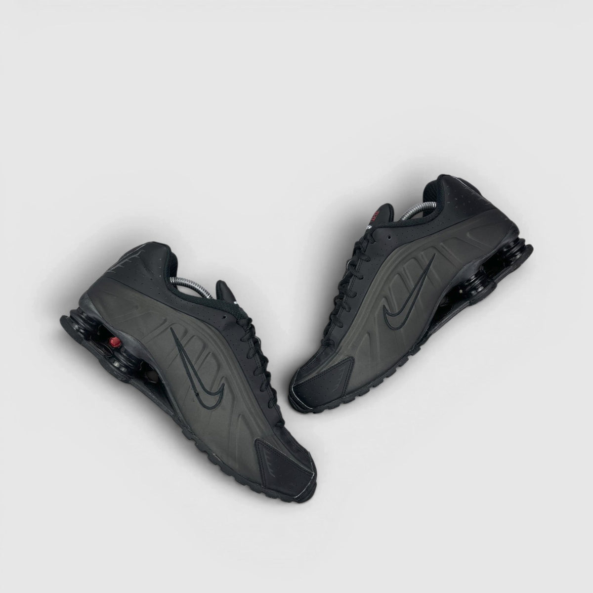 Nike Shox R4 Triple Black, buty sportowe męskie w bardzo dobrym stanie rozmiar 45, zewnętrzny panel prawego buta