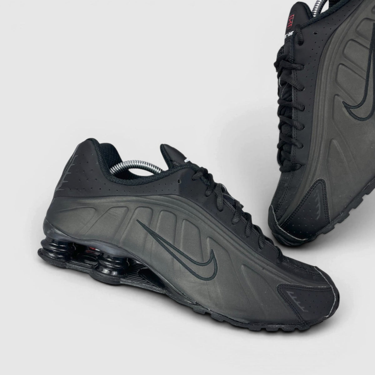 Nike Shox R4 Triple Black, buty sportowe męskie w bardzo dobrym stanie rozmiar 45, zewnętrzny panel lewego buta