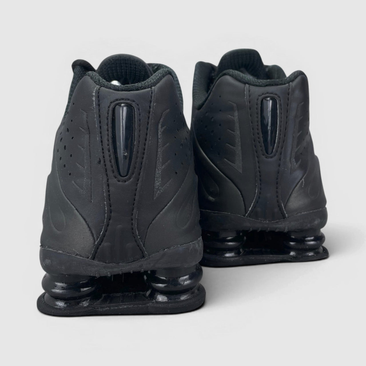 Nike Shox R4 Triple Black, buty sportowe męskie w bardzo dobrym stanie rozmiar 45, widok z tyłu