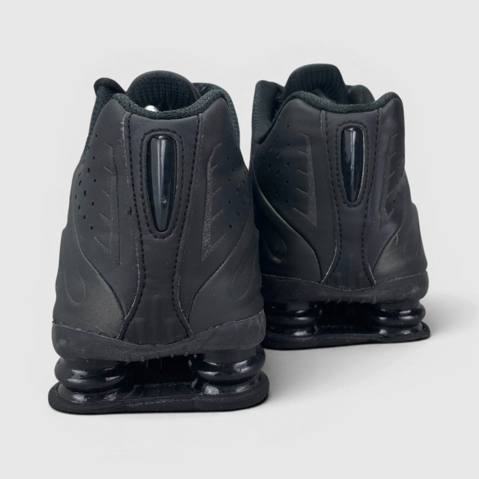 Nike Shox R4 Triple Black, buty sportowe męskie w bardzo dobrym stanie rozmiar 45, widok z tyłu