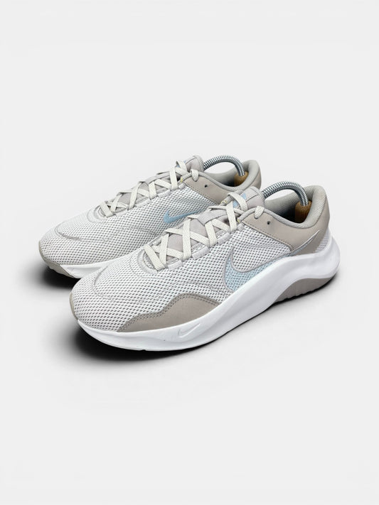 Nike Legend Essential 3 — buty sportowe damskie w bardzo dobrym stanie rozmiar 42.5, widok z boku