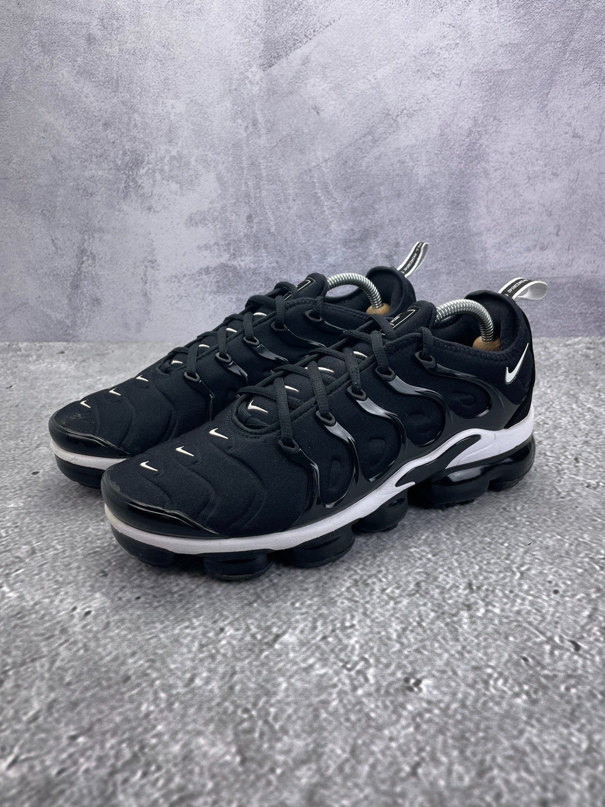 Nike Air VaporMax Plus Overbranding — buty sportowe męskie w bardzo dobrym stanie rozmiar 42.5, widok z boku