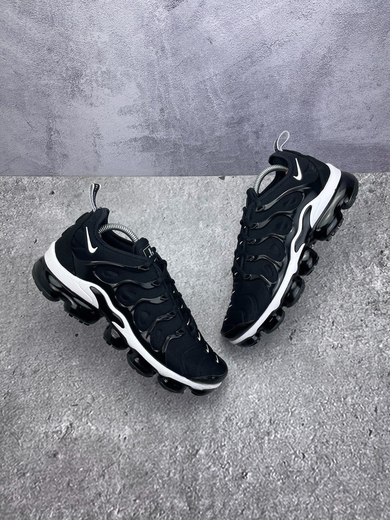 Nike Air VaporMax Plus Overbranding — buty sportowe męskie w bardzo dobrym stanie rozmiar 42.5, widok z góry na zewnętrzną stronę butów