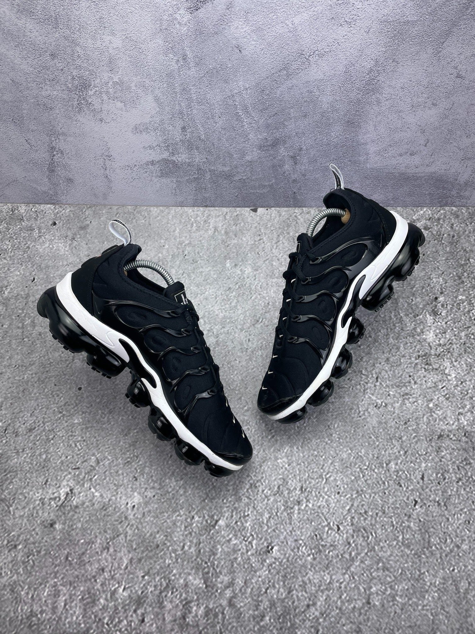 Nike Air VaporMax Plus Overbranding — buty sportowe męskie w bardzo dobrym stanie rozmiar 42.5, wewnętrzny panel lewego buta