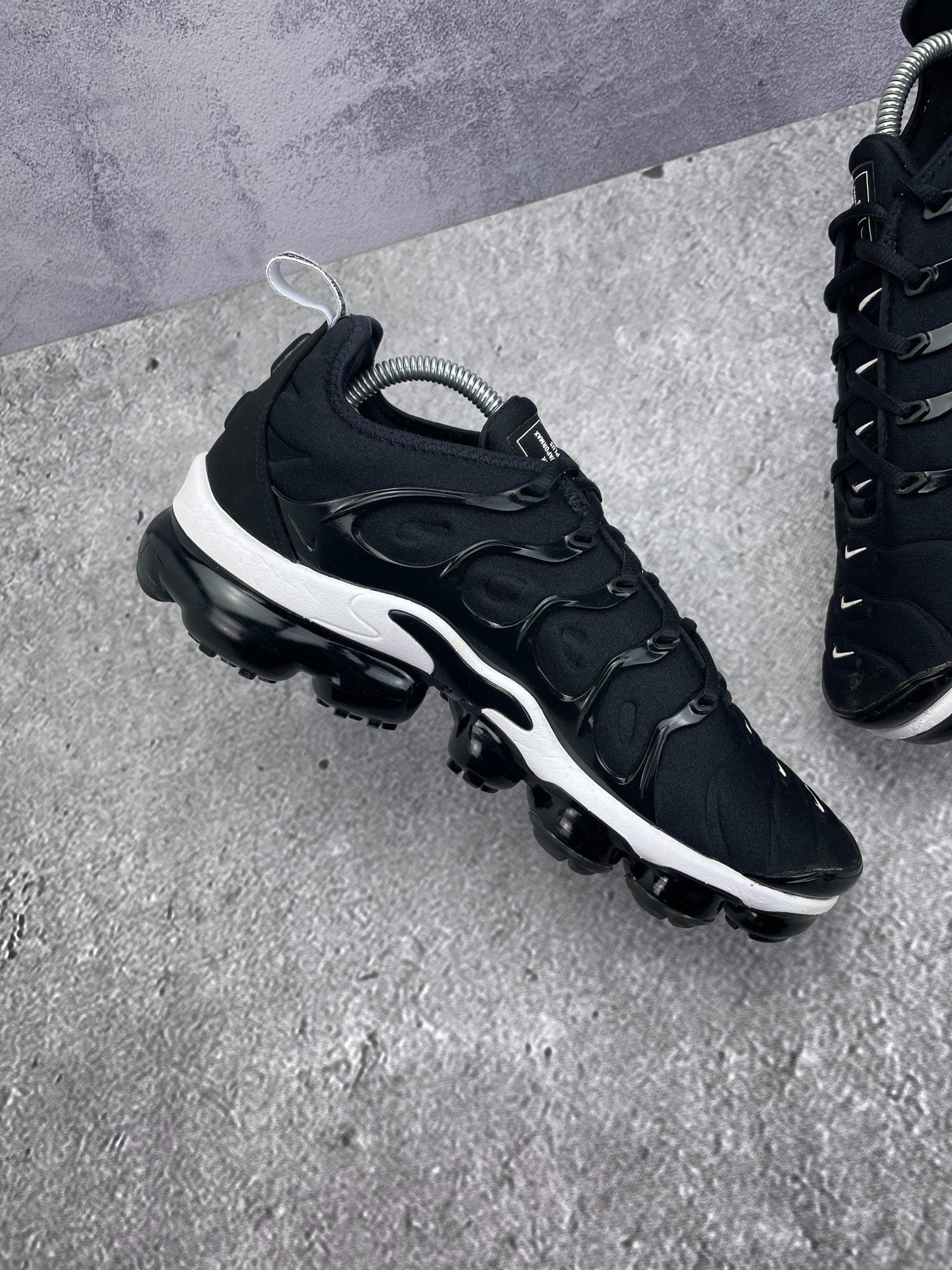 Nike Air VaporMax Plus Overbranding — buty sportowe męskie w bardzo dobrym stanie rozmiar 42.5, wewnętrzny panel prawego buta
