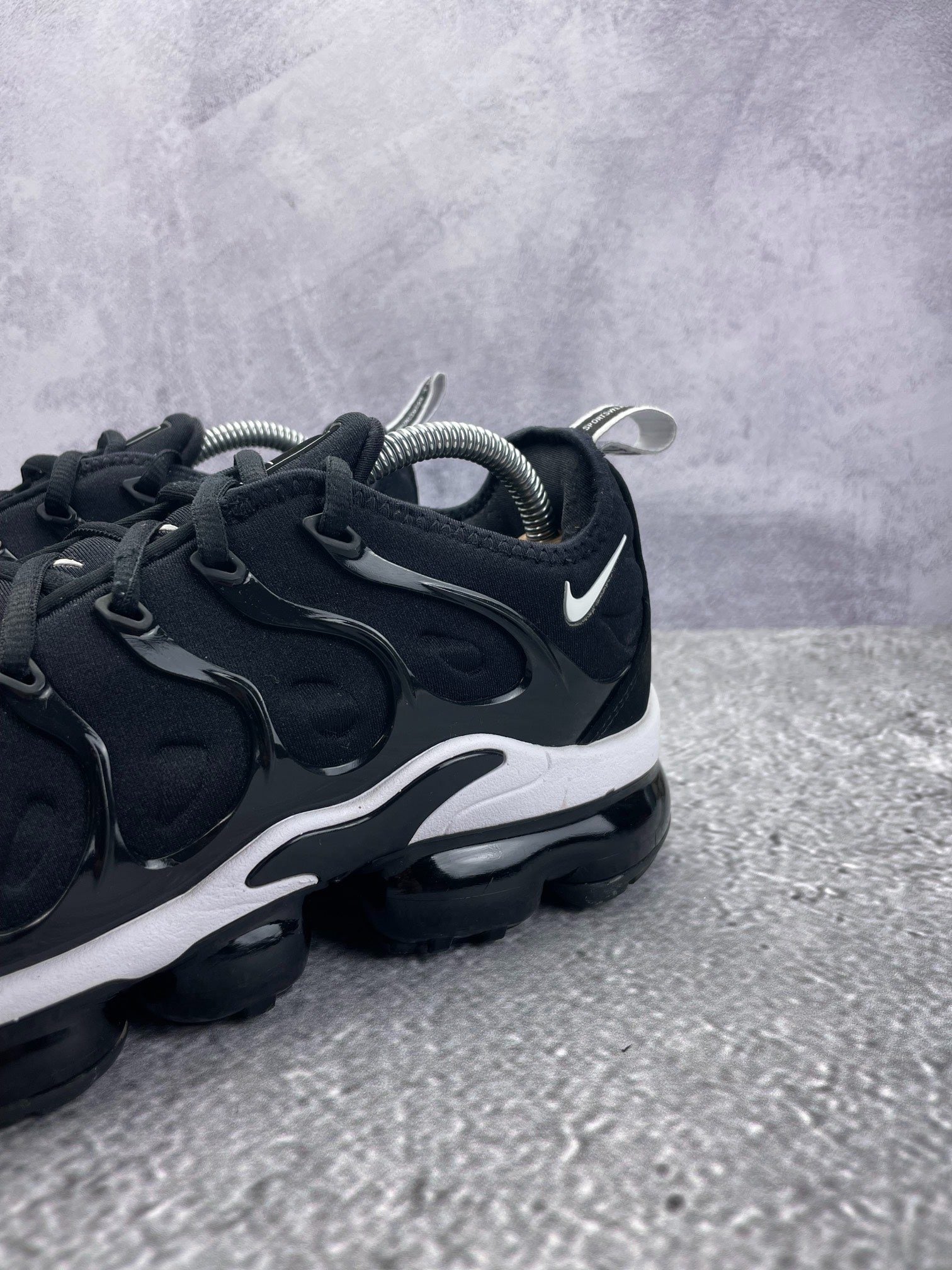 Nike Air VaporMax Plus Overbranding — buty sportowe męskie w bardzo dobrym stanie rozmiar 42.5, widok z tyłu