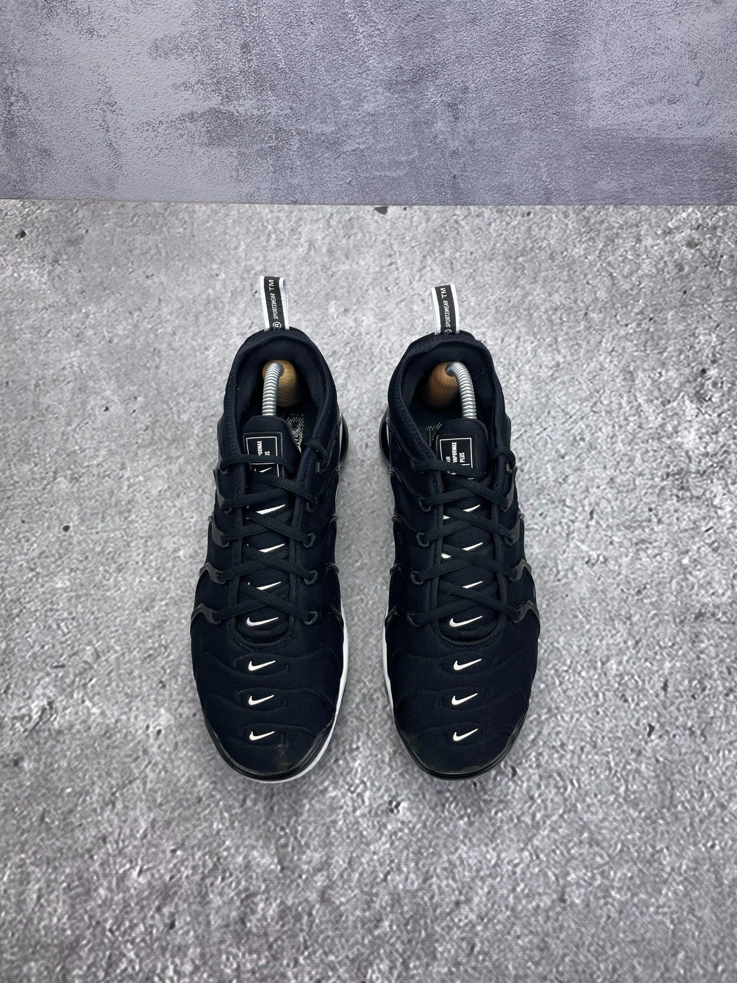 Nike Air VaporMax Plus Overbranding — buty sportowe męskie w bardzo dobrym stanie rozmiar 42.5, zapiętki butów