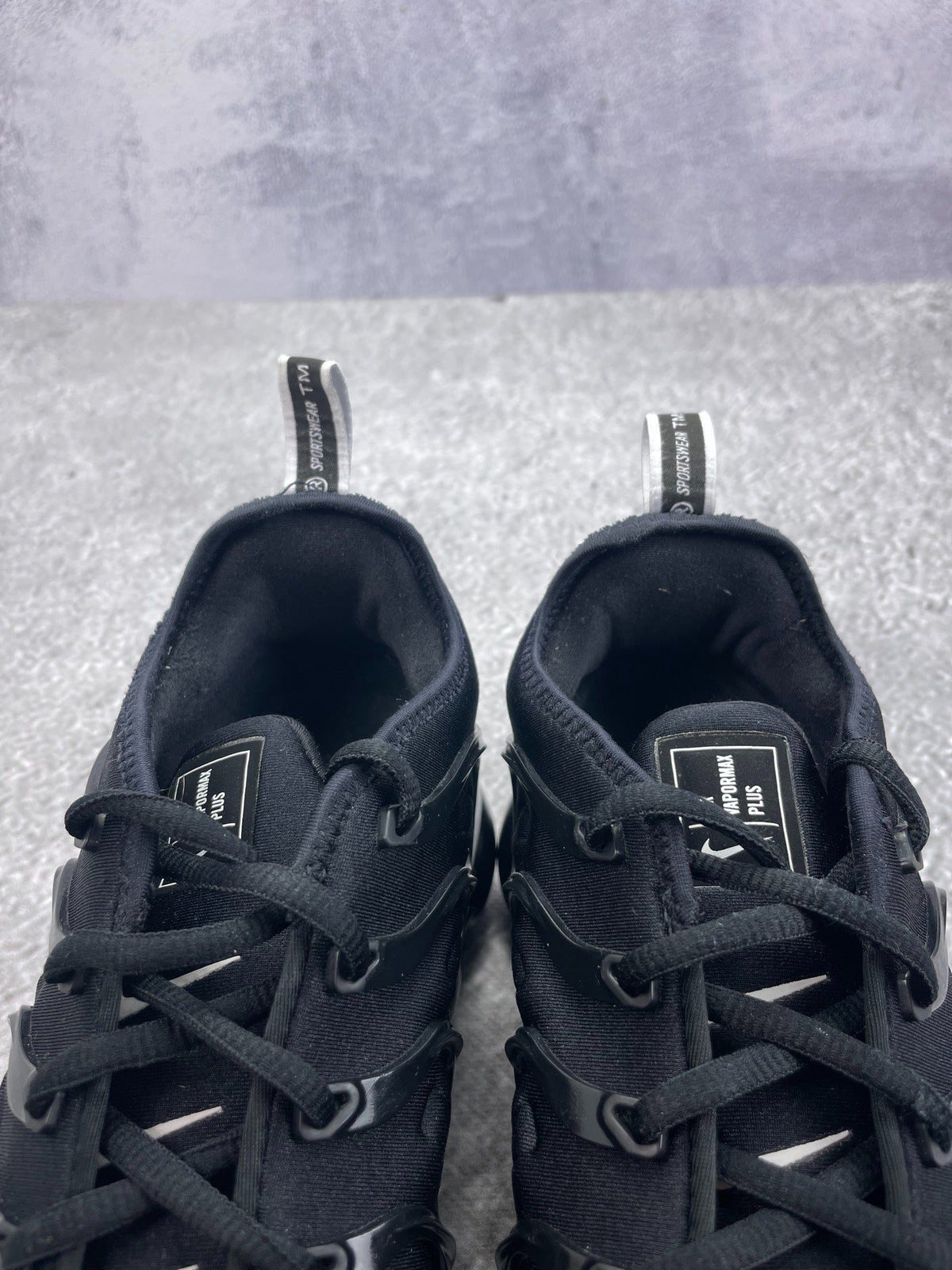 Nike Air VaporMax Plus Overbranding — buty sportowe męskie w bardzo dobrym stanie rozmiar 42.5, widok z boku na tle studyjnym