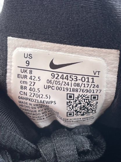 Nike Air VaporMax Plus Overbranding — buty sportowe męskie w bardzo dobrym stanie rozmiar 42.5, para butów, widok z boku na tle studyjnym