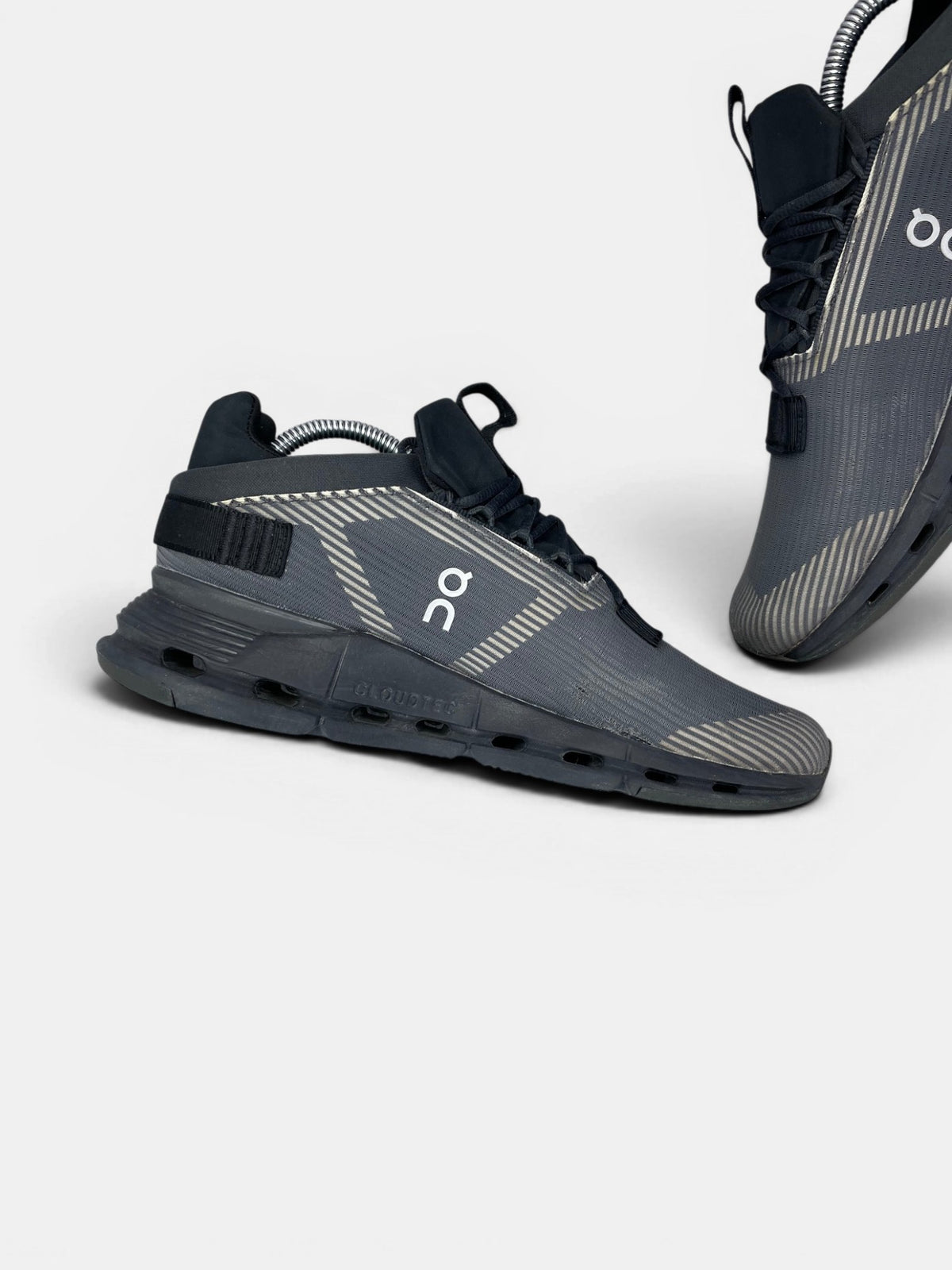On Cloudnova Void Eclipse Undyed White — buty sportowe męskie w bardzo dobrym stanie rozmiar 41, wewnętrzny panel lewego buta