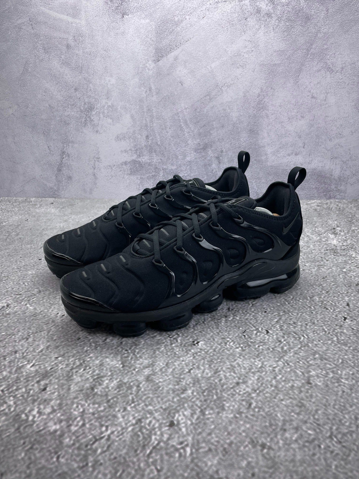 Nike Air VaporMax Plus Triple Black — buty sportowe męskie w bardzo dobrym stanie rozmiar 45.5, widok z boku