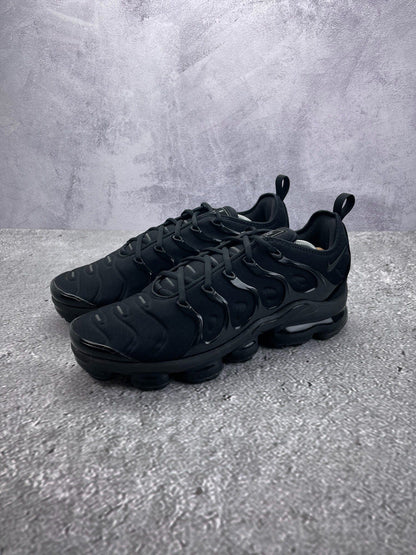 Nike Air VaporMax Plus Triple Black — buty sportowe męskie w bardzo dobrym stanie rozmiar 45.5, widok z boku