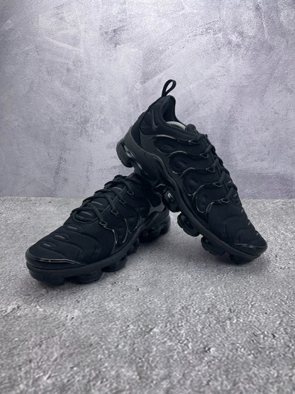 Nike Air VaporMax Plus Triple Black — buty sportowe męskie w bardzo dobrym stanie rozmiar 45.5, boczny profil
