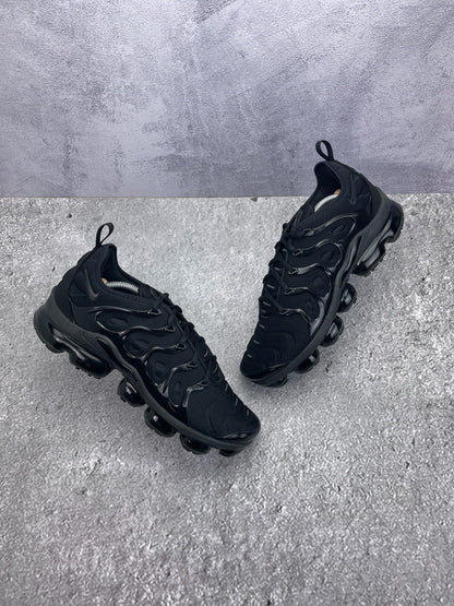 Nike Air VaporMax Plus Triple Black — buty sportowe męskie w bardzo dobrym stanie rozmiar 45.5, widok z góry na zewnętrzną stronę butów