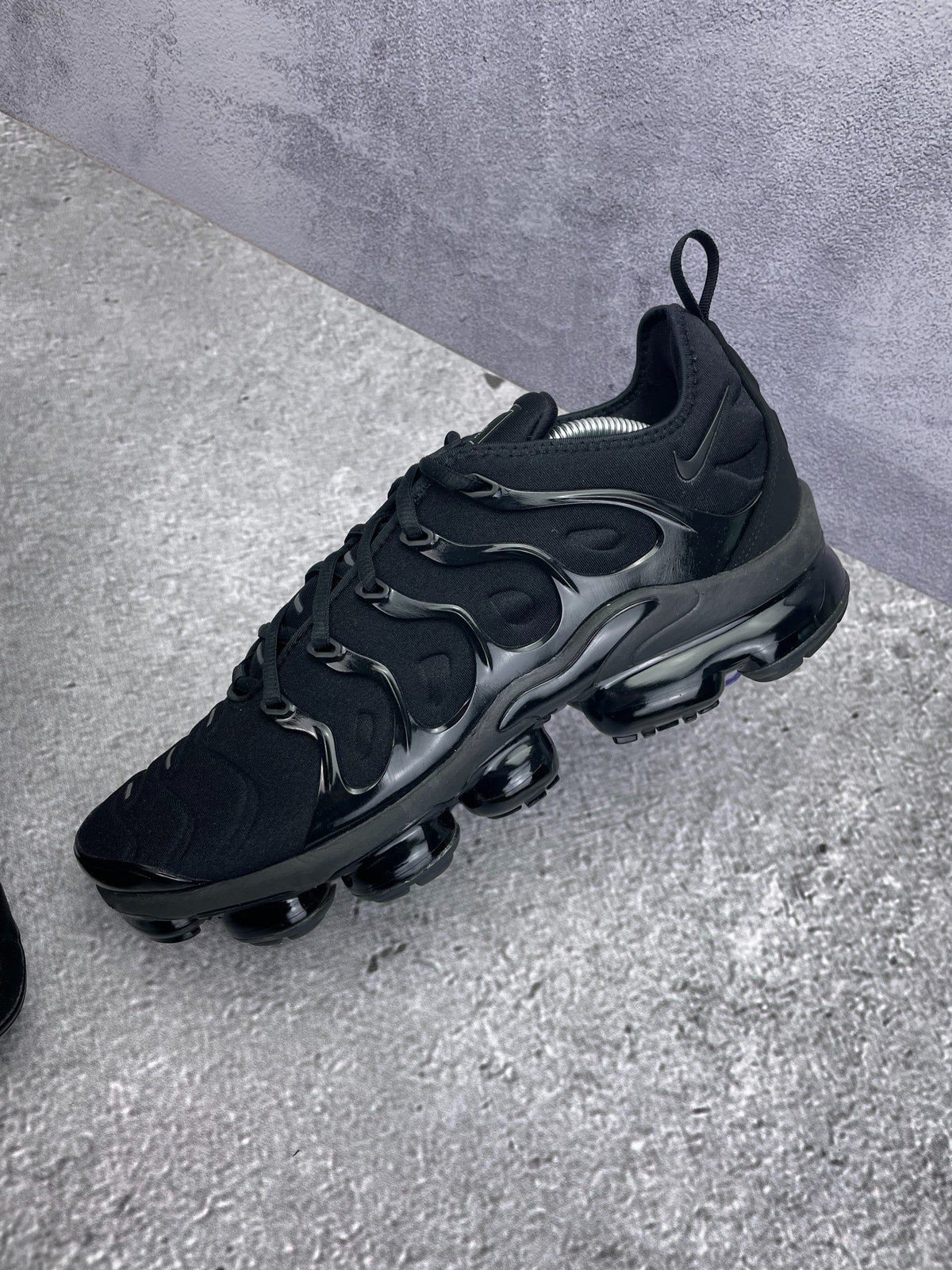 Nike Air VaporMax Plus Triple Black — buty sportowe męskie w bardzo dobrym stanie rozmiar 45.5, zewnętrzny panel prawego buta