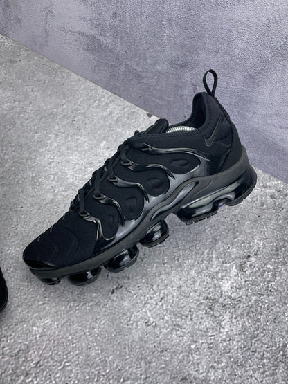 Nike Air VaporMax Plus Triple Black — buty sportowe męskie w bardzo dobrym stanie rozmiar 45.5, zewnętrzny panel prawego buta