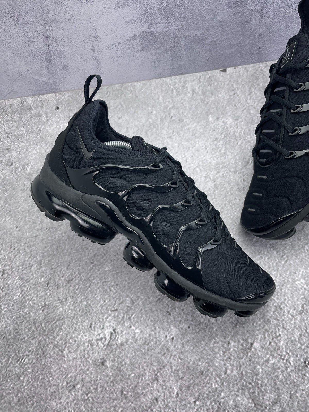 Nike Air VaporMax Plus Triple Black — buty sportowe męskie w bardzo dobrym stanie rozmiar 45.5, zewnętrzny panel lewego buta