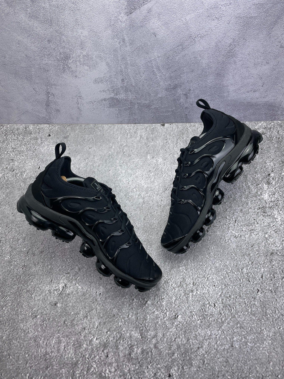 Nike Air VaporMax Plus Triple Black — buty sportowe męskie w bardzo dobrym stanie rozmiar 45.5, widok z góry na wewnętrzną stronę butów