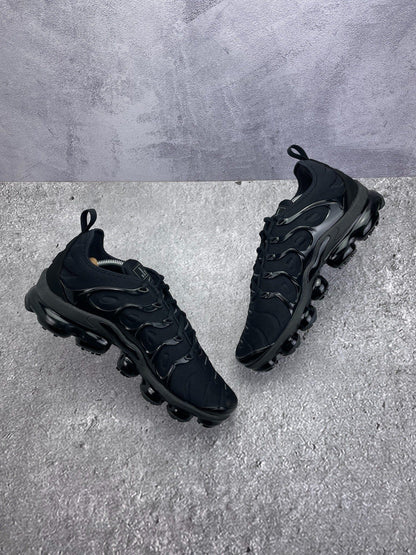 Nike Air VaporMax Plus Triple Black — buty sportowe męskie w bardzo dobrym stanie rozmiar 45.5, widok z góry na wewnętrzną stronę butów
