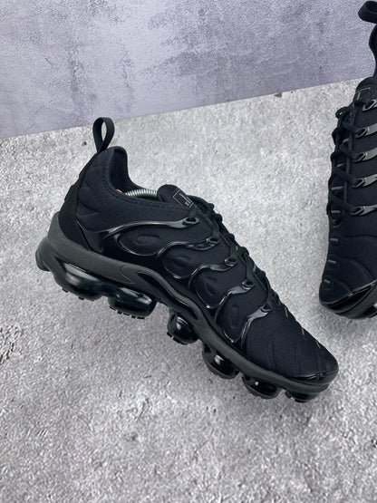 Nike Air VaporMax Plus Triple Black — buty sportowe męskie w bardzo dobrym stanie rozmiar 45.5, wewnętrzny panel prawego buta