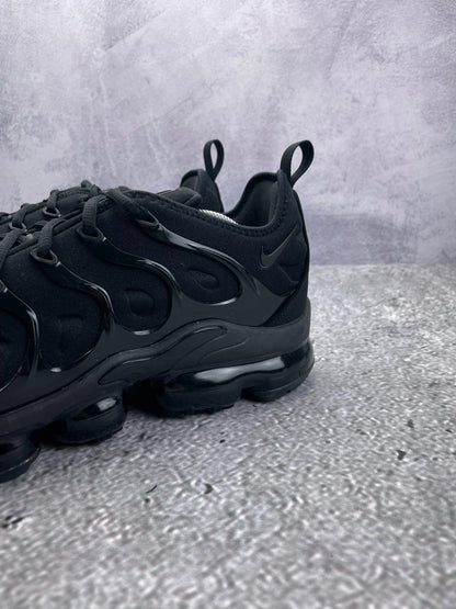 Nike Air VaporMax Plus Triple Black — buty sportowe męskie w bardzo dobrym stanie rozmiar 45.5, widok z góry