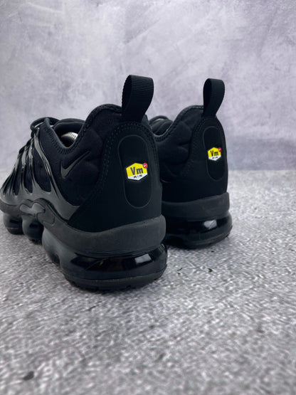 Nike Air VaporMax Plus Triple Black — buty sportowe męskie w bardzo dobrym stanie rozmiar 45.5, widok z tyłu