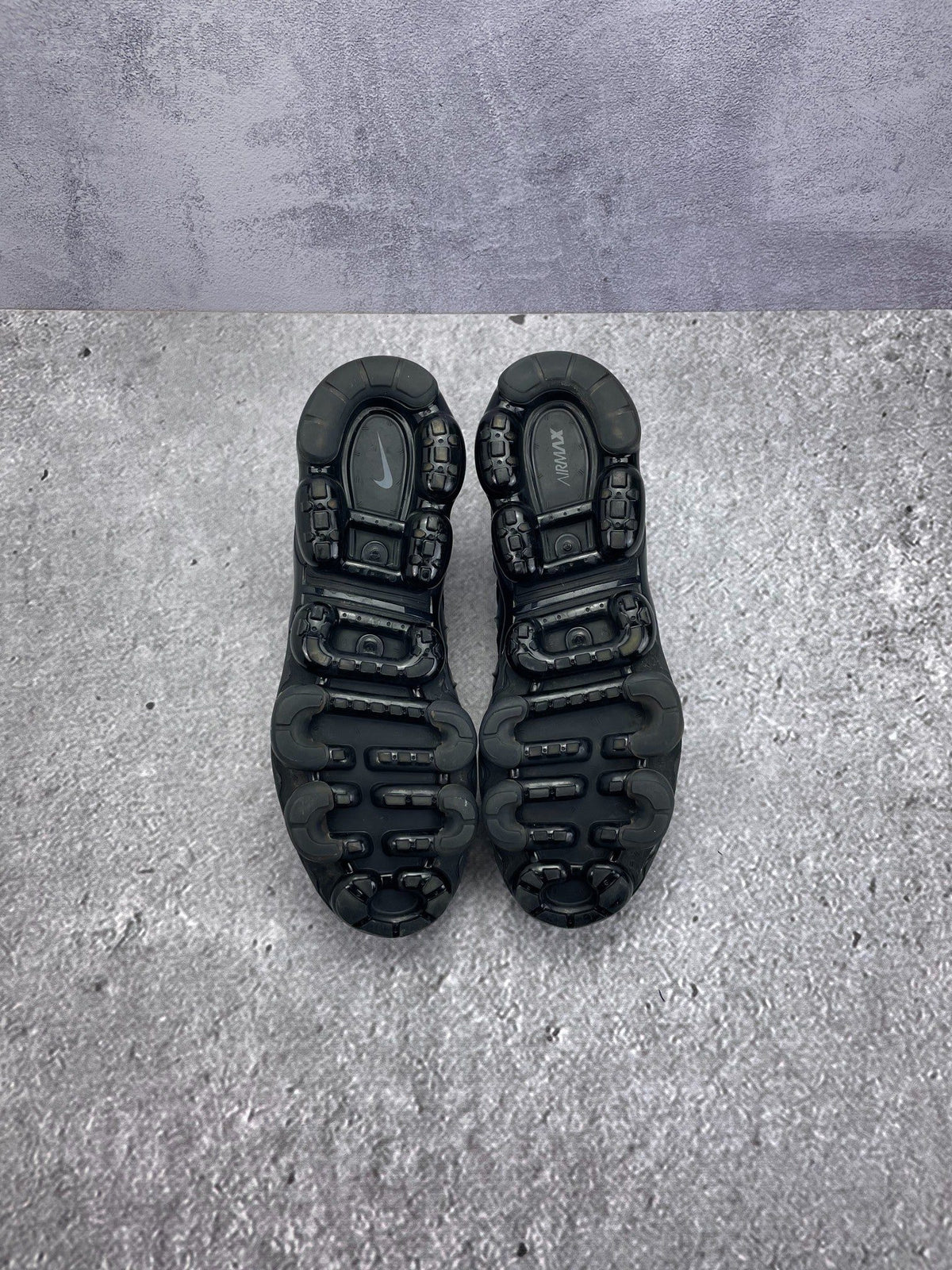 Nike Air VaporMax Plus Triple Black — buty sportowe męskie w bardzo dobrym stanie rozmiar 45.5, zapiętki butów