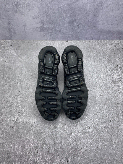 Nike Air VaporMax Plus Triple Black — buty sportowe męskie w bardzo dobrym stanie rozmiar 45.5, zapiętki butów