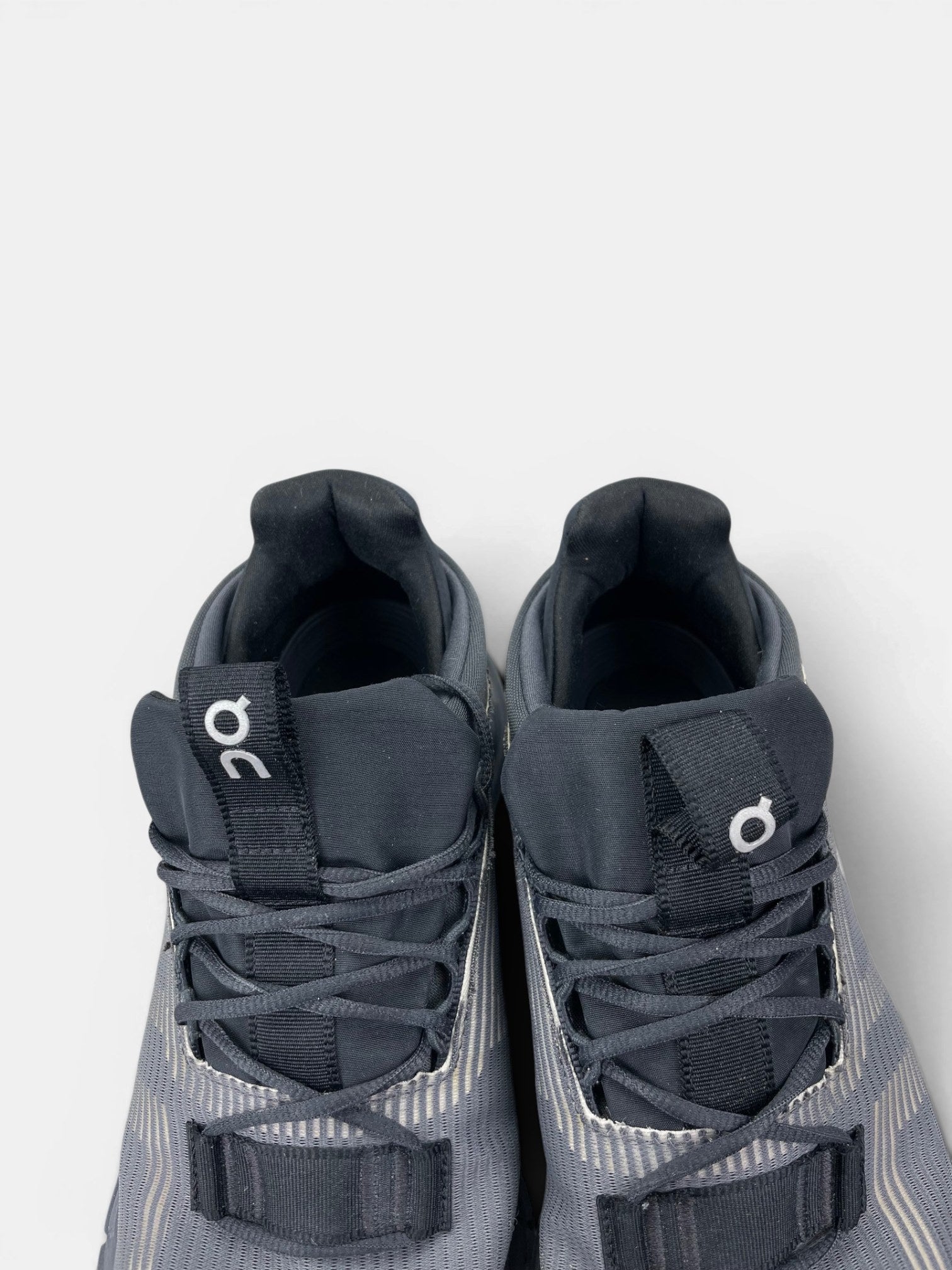 On Cloudnova Void Eclipse Undyed White — buty sportowe męskie w bardzo dobrym stanie rozmiar 41, zapiętki butów
