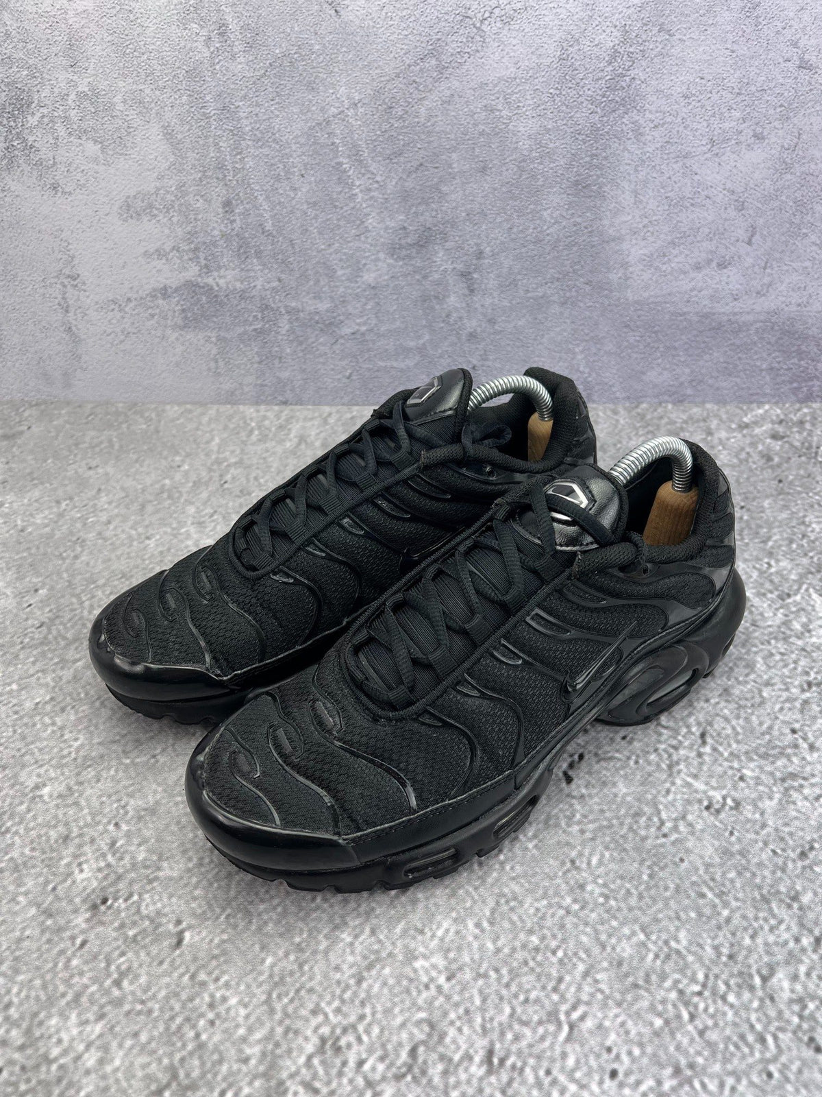 Nike Air Max Plus Triple Black — buty sportowe męskie w bardzo dobrym stanie rozmiar 42, widok z boku