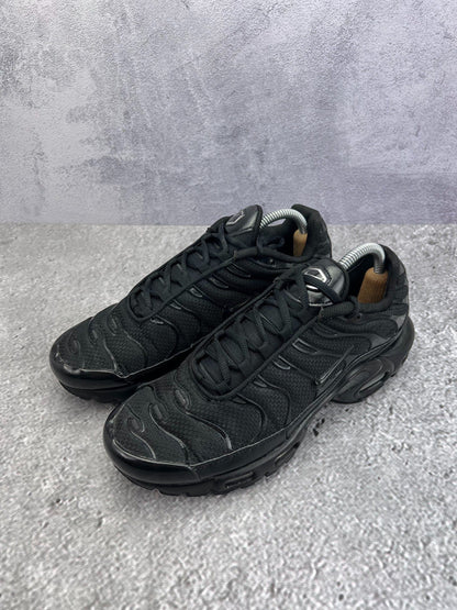 Nike Air Max Plus Triple Black — buty sportowe męskie w bardzo dobrym stanie rozmiar 42, widok z boku