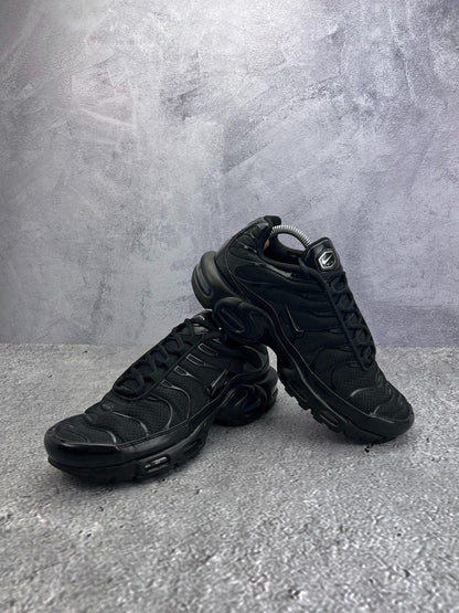 Nike Air Max Plus Triple Black — buty sportowe męskie w bardzo dobrym stanie rozmiar 42, boczny profil