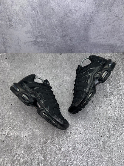 Nike Air Max Plus Triple Black — buty sportowe męskie w bardzo dobrym stanie rozmiar 42, widok z góry na zewnętrzną stronę butów