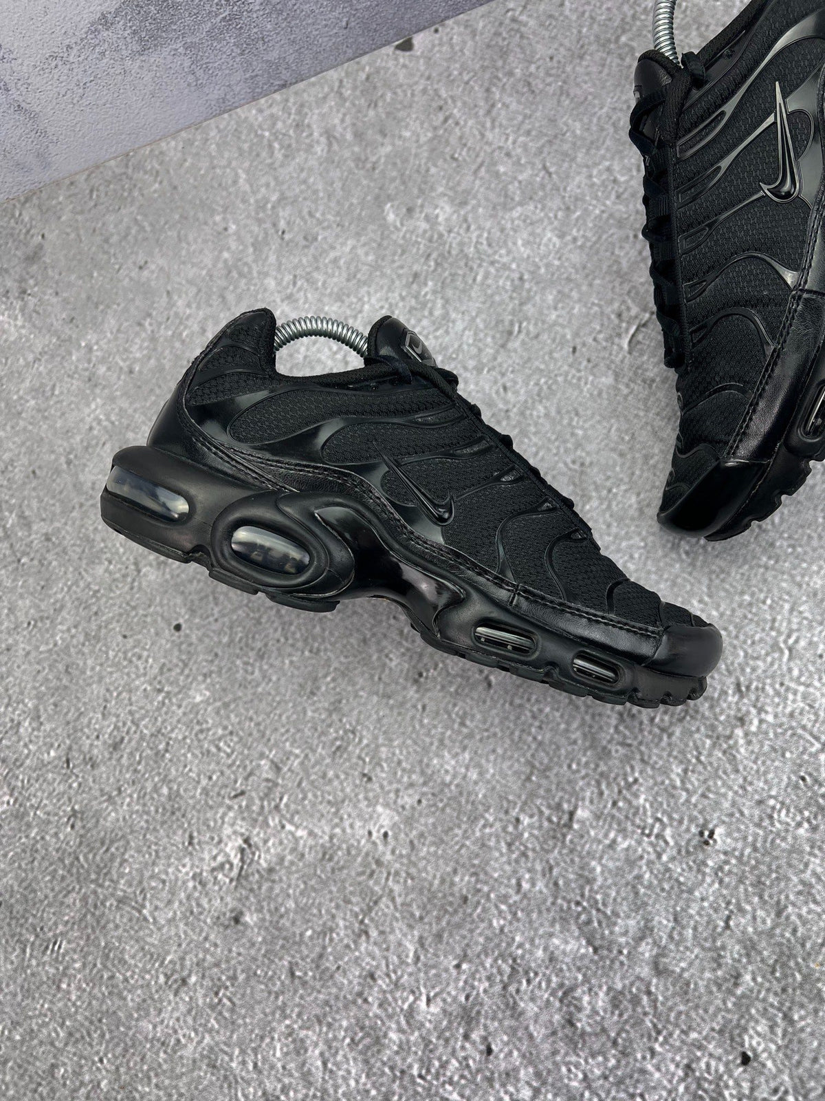 Nike Air Max Plus Triple Black — buty sportowe męskie w bardzo dobrym stanie rozmiar 42, zewnętrzny panel prawego buta