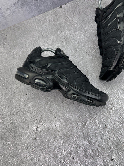 Nike Air Max Plus Triple Black — buty sportowe męskie w bardzo dobrym stanie rozmiar 42, zewnętrzny panel prawego buta