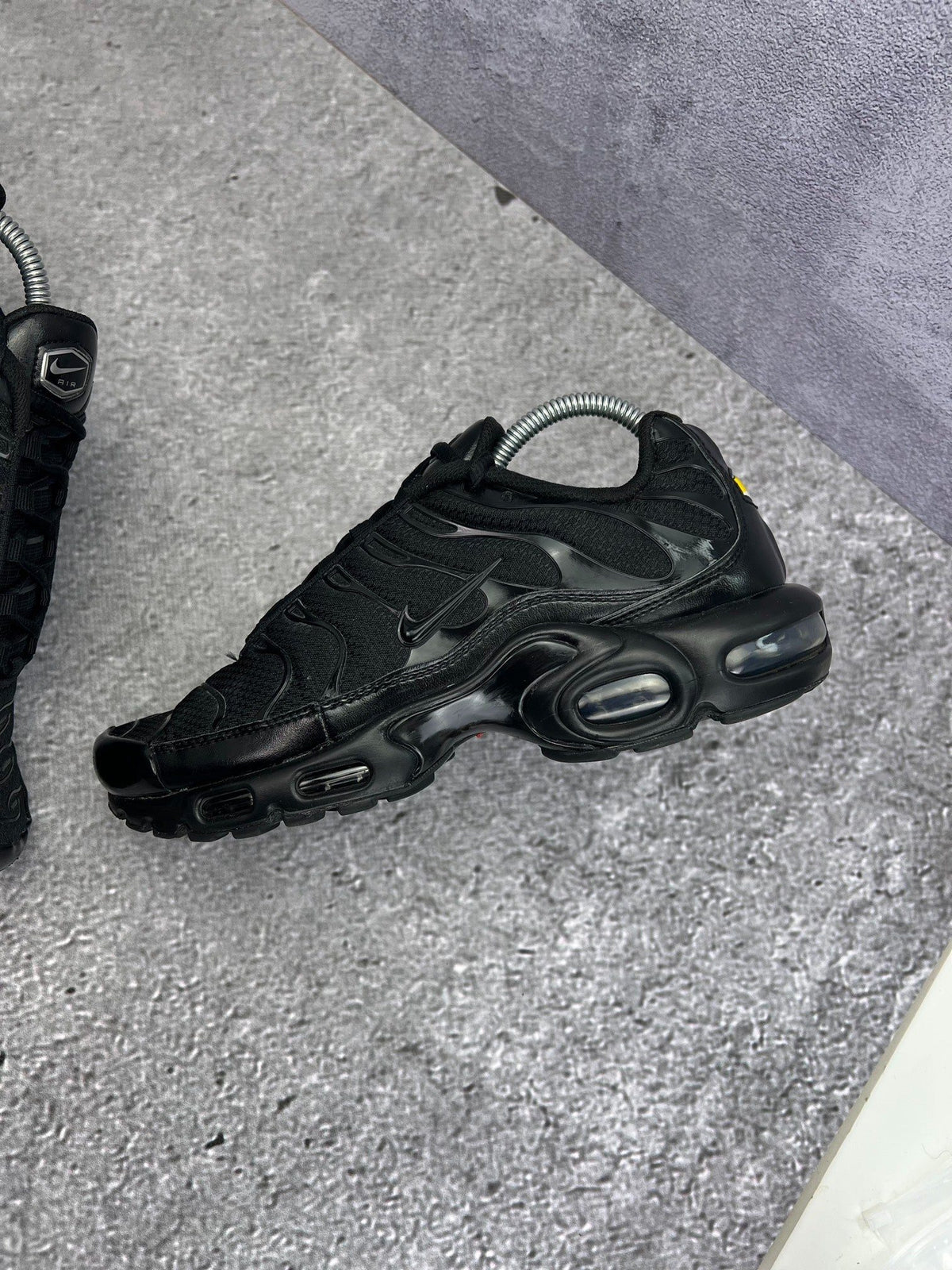 Nike Air Max Plus Triple Black — buty sportowe męskie w bardzo dobrym stanie rozmiar 42, zewnętrzny panel lewego buta