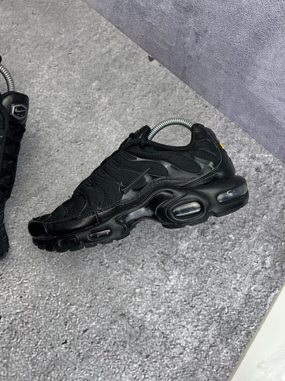 Nike Air Max Plus Triple Black — buty sportowe męskie w bardzo dobrym stanie rozmiar 42, zewnętrzny panel lewego buta