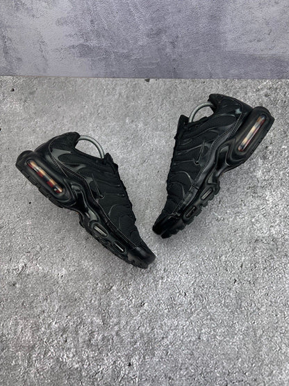 Nike Air Max Plus Triple Black — buty sportowe męskie w bardzo dobrym stanie rozmiar 42, widok z góry na wewnętrzną stronę butów