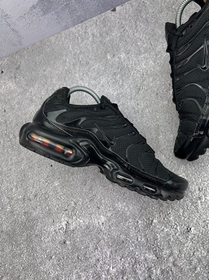 Nike Air Max Plus Triple Black — buty sportowe męskie w bardzo dobrym stanie rozmiar 42, wewnętrzny panel lewego buta