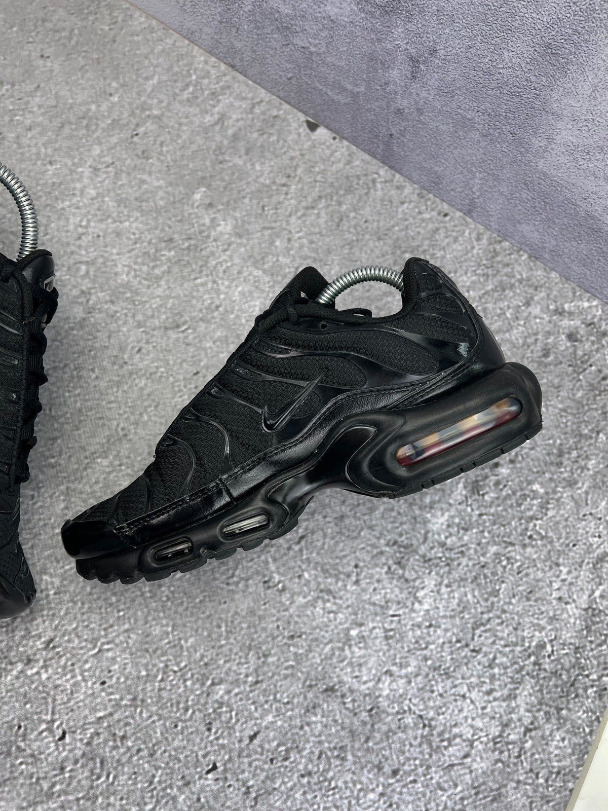 Nike Air Max Plus Triple Black — buty sportowe męskie w bardzo dobrym stanie rozmiar 42, wewnętrzny panel prawego buta