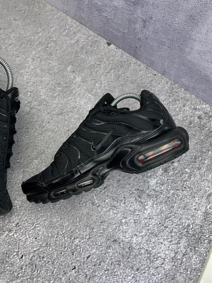 Nike Air Max Plus Triple Black — buty sportowe męskie w bardzo dobrym stanie rozmiar 42, wewnętrzny panel prawego buta
