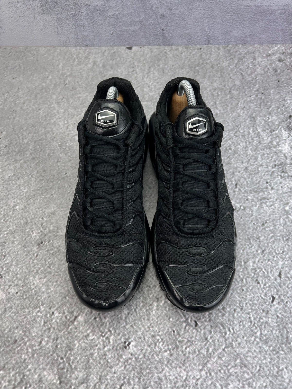 Nike Air Max Plus Triple Black — buty sportowe męskie w bardzo dobrym stanie rozmiar 42, widok z góry
