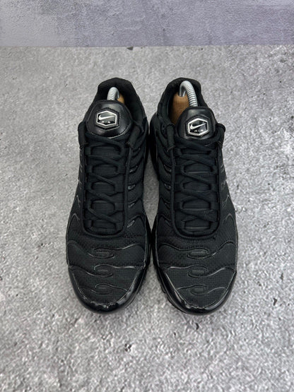 Nike Air Max Plus Triple Black — buty sportowe męskie w bardzo dobrym stanie rozmiar 42, widok z góry