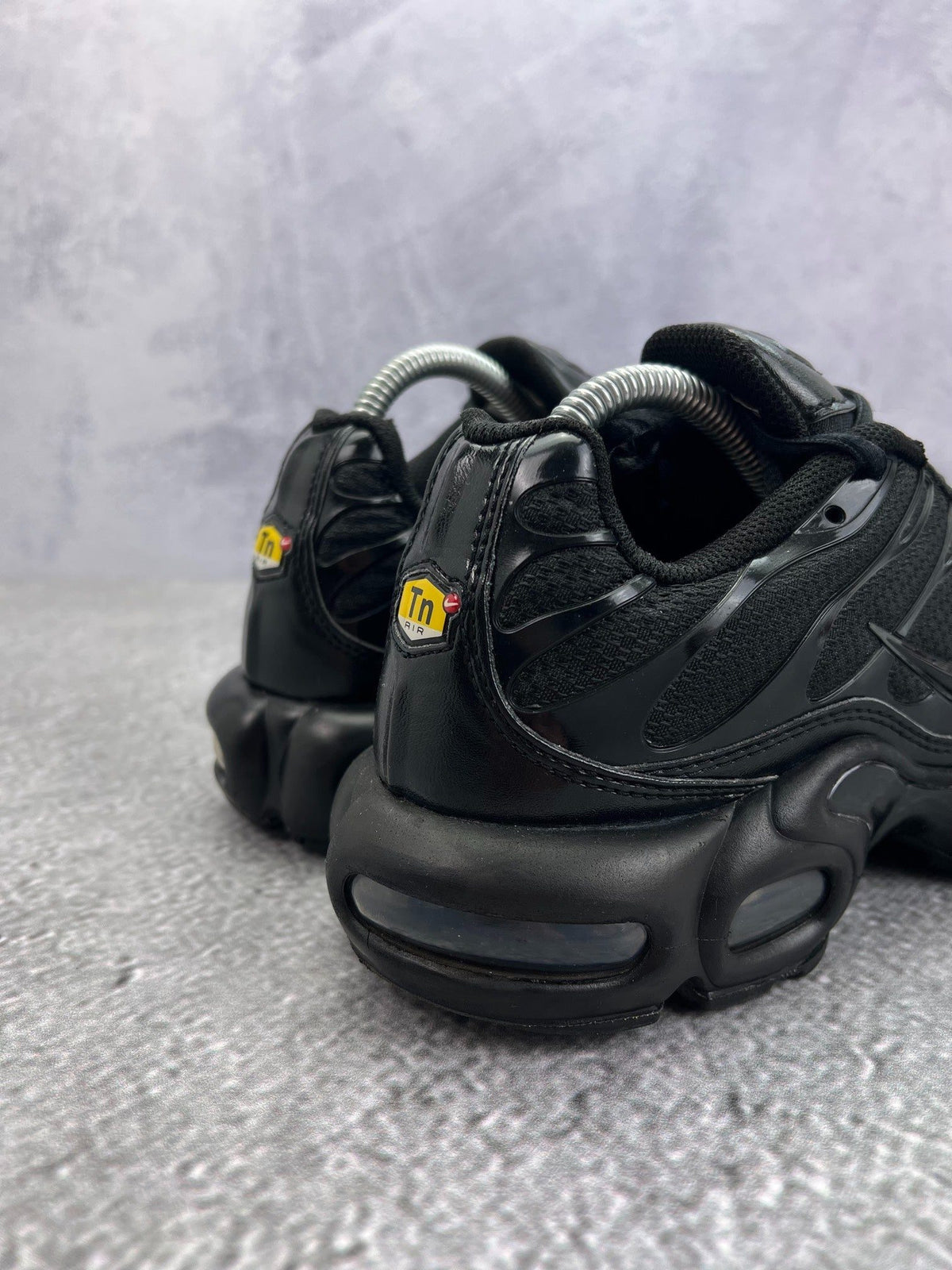 Nike Air Max Plus Triple Black — buty sportowe męskie w bardzo dobrym stanie rozmiar 42, widok z tyłu